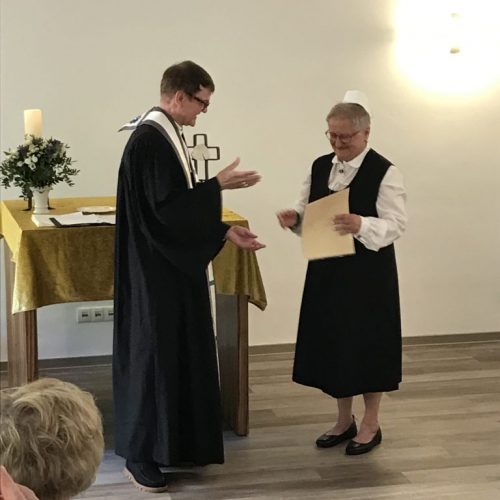 Pfarrer Dr. Martin Zentgraf übereicht Schwester Marga Faßbender die Berufungsurkunde zur Oberin
